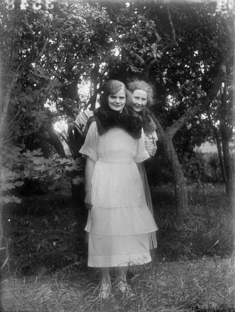 Eva Erikson with friend, Högsberga, Altuna parish, Uppland 1923