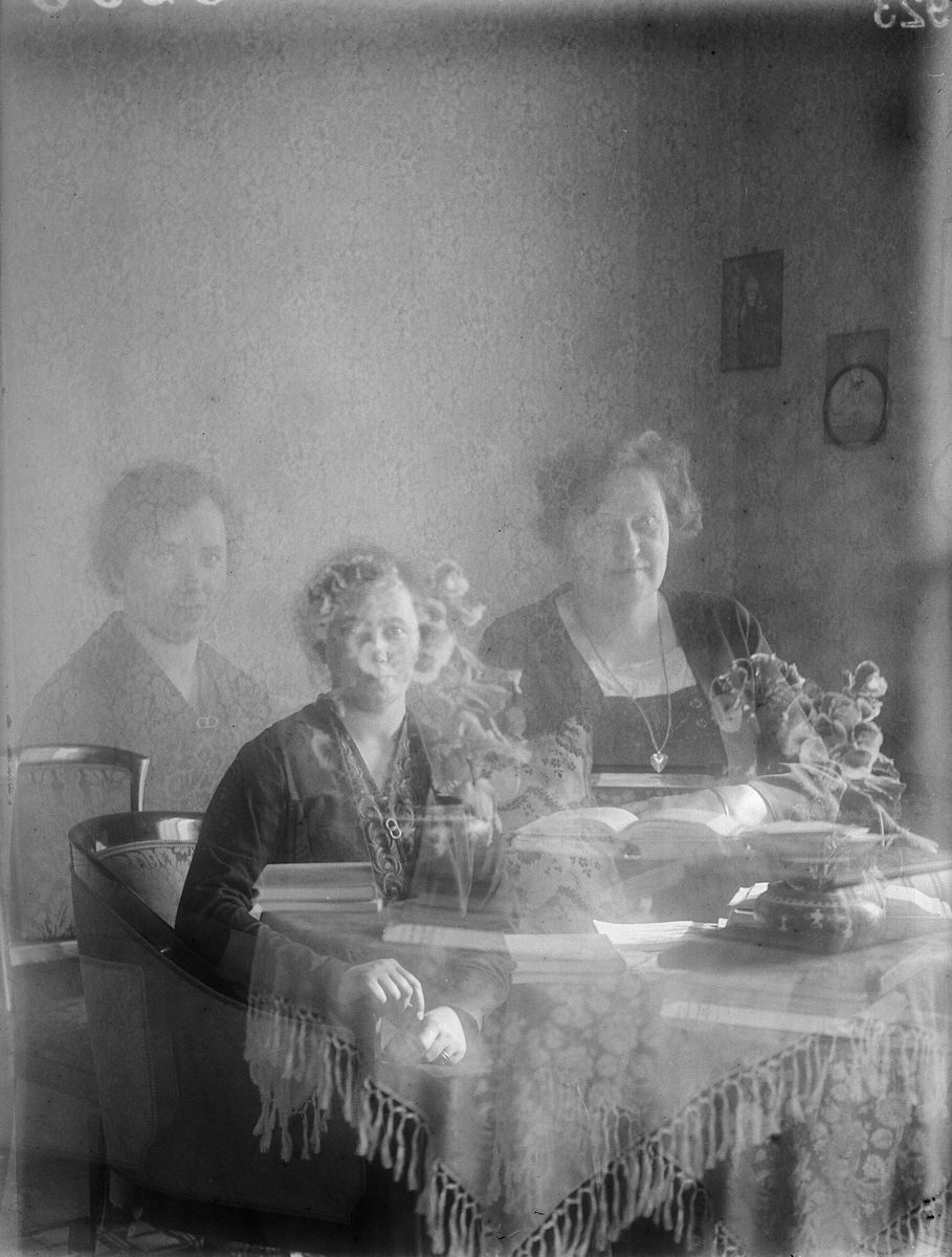 Karin Arnell and Tora Alinder double plate “in Mälby atrium, Frösthult parish, Uppland 1923