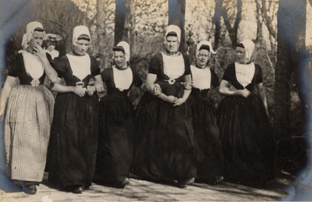 Rare Historical Photos of the Netherlands Women on the Streets in the 1900s