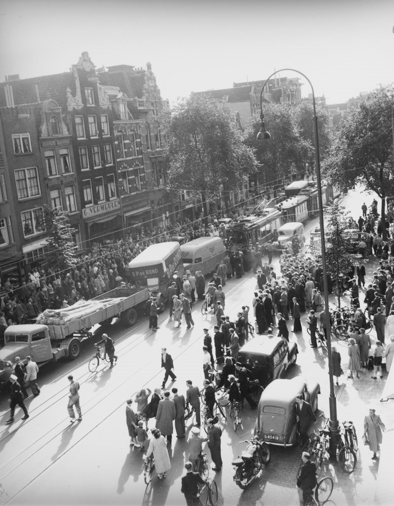 Traffic accident, pile-up of cars and trams on the Rozengracht, Amsterdam, September 14, 1951.