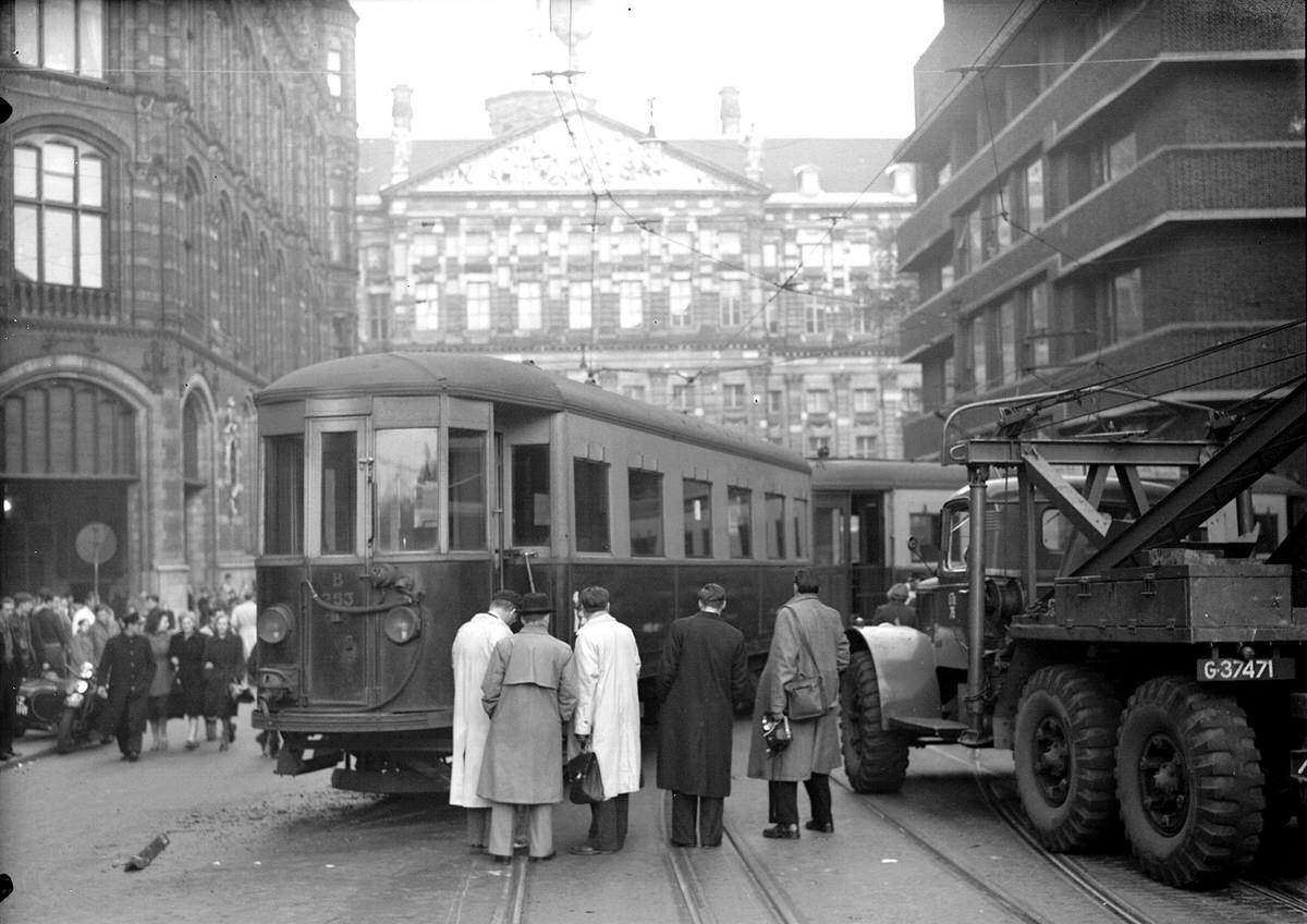 The Haarlem tram off the rails, the press on the spot, Raadhuisstraat corner Spuistraat, Amsterdam, November 1, 1949
