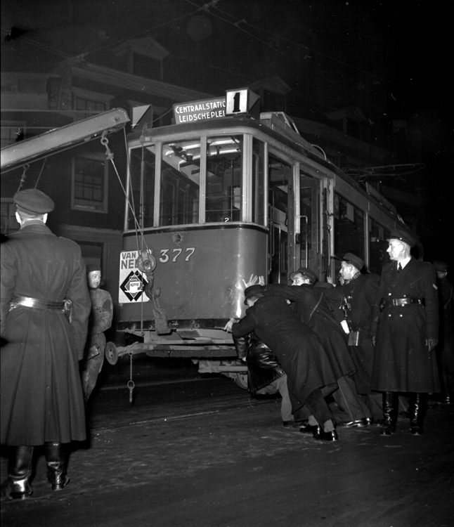 Traffic accident with tram 1 on the Nieuwezijds Voorburgwal near the Nieuwe Kerk, 13 December 1951