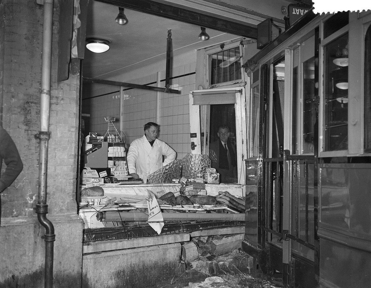 Collision in Van der Hoopstraat, 27 March, 1957.