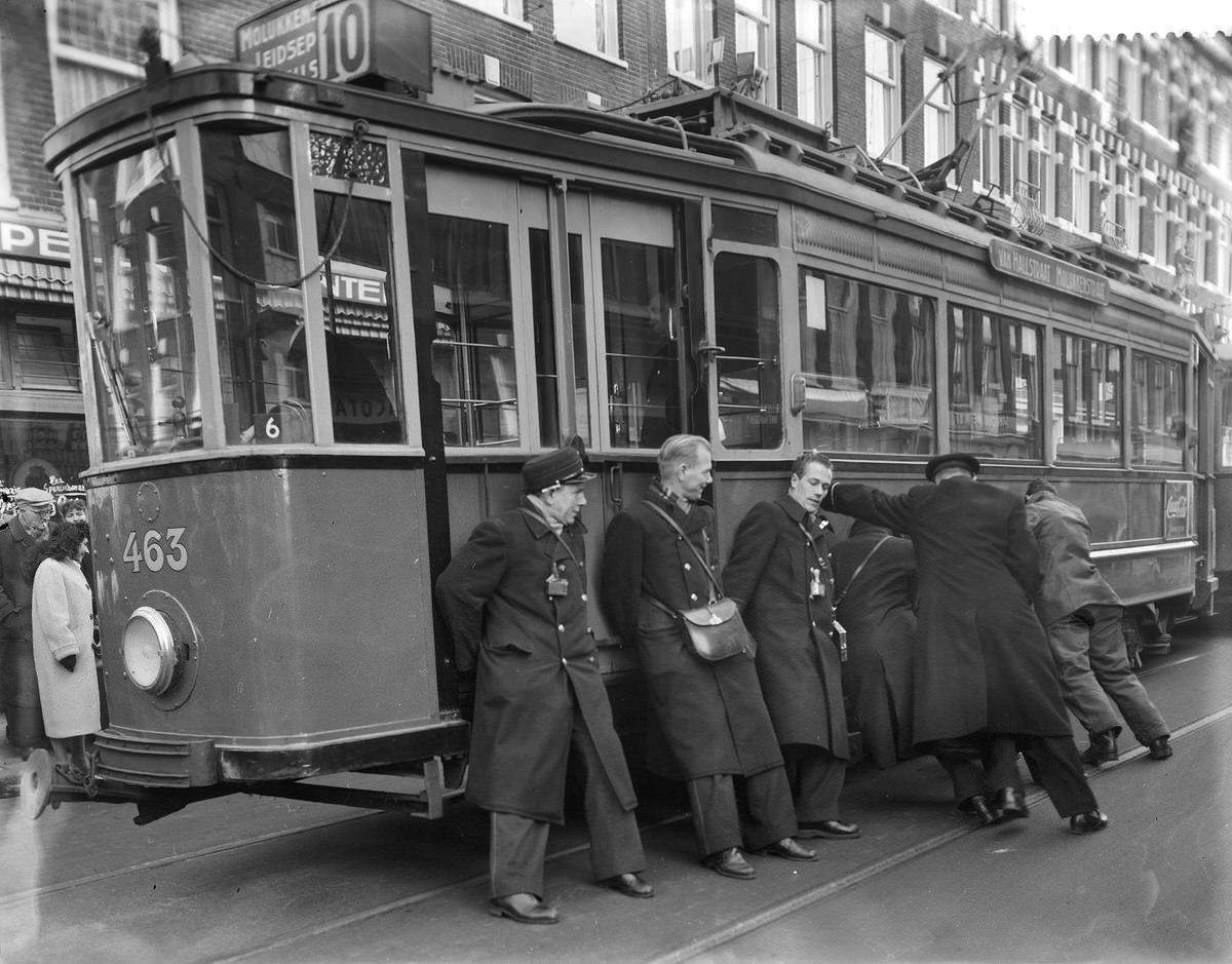 Collision between a passenger car and tram line 10 in the van Limburg Stirumstraat corner of Hogendorpstraat, Amsterdam. 5 February 1959