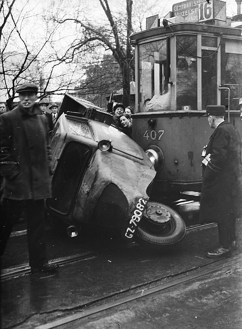 Car under a tram of line 16. Weteringplantsoen in Amsterdam, November 22, 1947