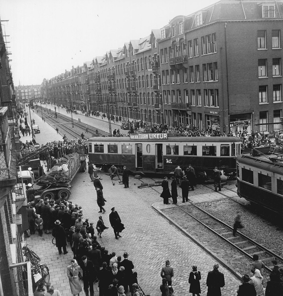 Haarlem tram, the narrow gauge line from the Amsterdam Spui to Haarlem, collided with a truck with a trailer derailed on the Admiraal de Ruyterweg, February 15, 1950