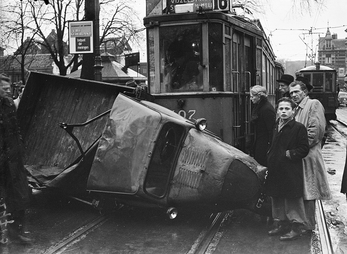 Auto onder tram van lijn 16. Weteringplantsoen, Amsterdam, 22 november 1947.