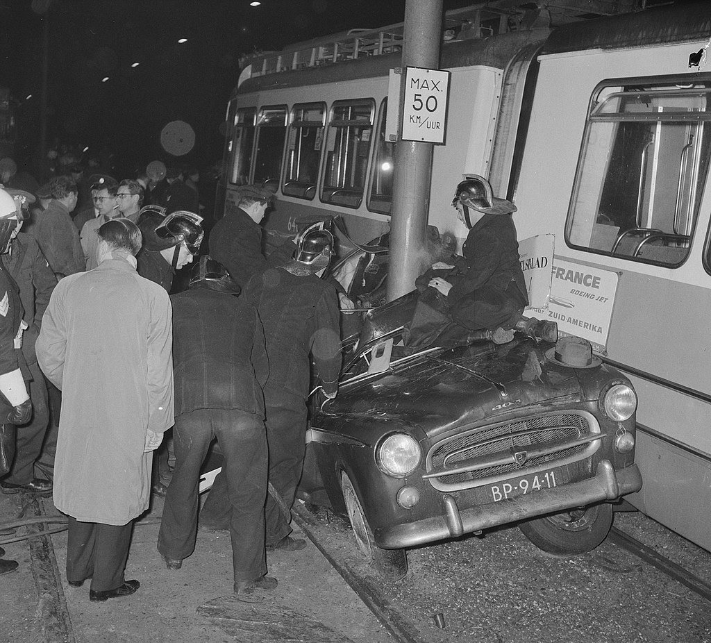Car accident Surinameplein at Haarlemmermeerstraat, line 17 in collision with passenger car, 1 death. January 8, 1964