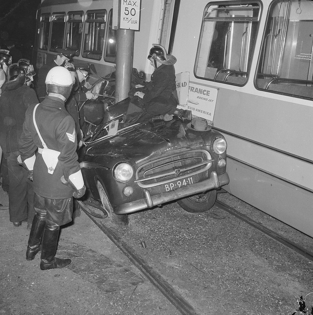 Car accident Surinameplein at Haarlemmermeerstraat, line 17 in collision with passenger car, January 8, 1964