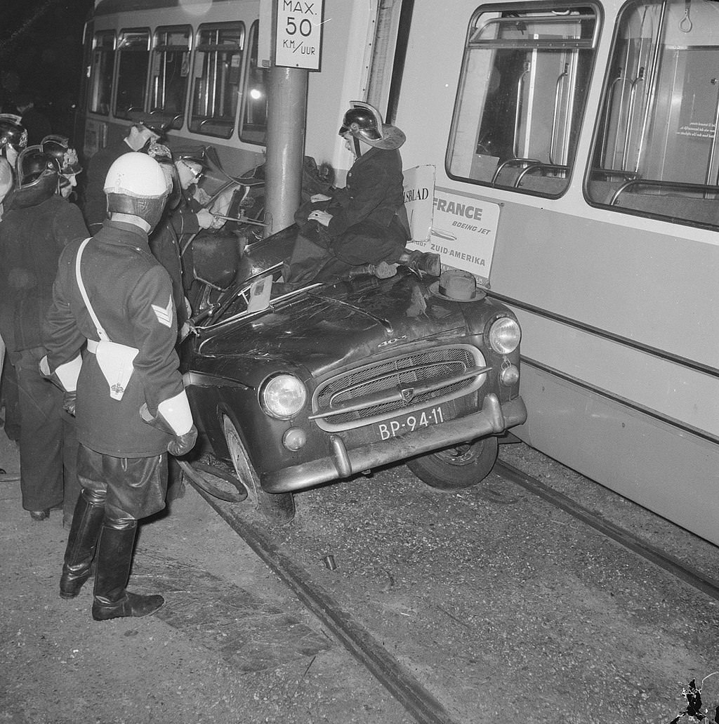 Car accident Surinameplein at Haarlemmermeerstraat, line 17 in collision with passenger car, January 8, 1964