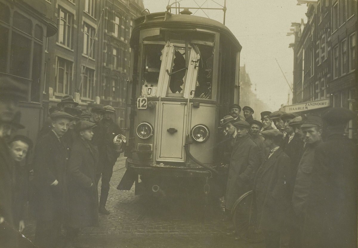 Damaged tram of the Amsterdam-Haarlem-Zandvoort line during the First World War, 1918.