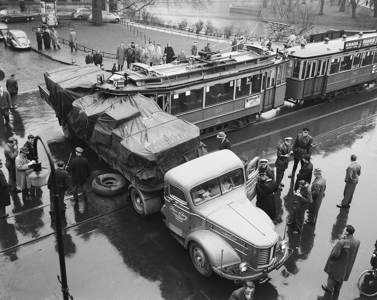 Collision line 7 with truck Plantage Kerklaan. December 11, 1956