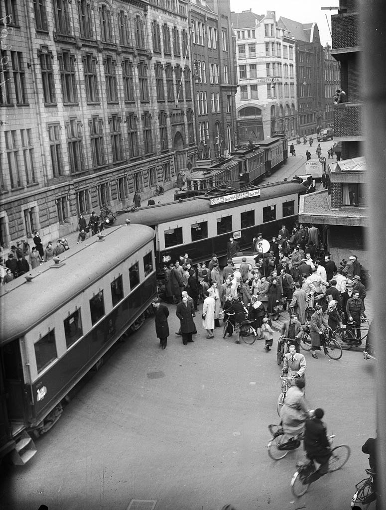 Haarlem tram, derailed, Spuistraat corner Paleisstraat, 25 February 1952.