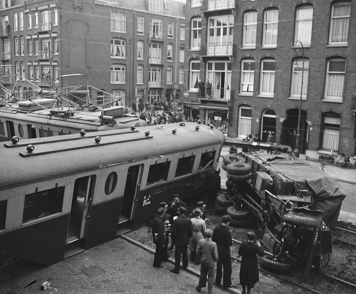 Tram collision in Amsterdam, Admiraal de Ruyterweg at the intersection with Jan van Galenstraat.October 7, 1946