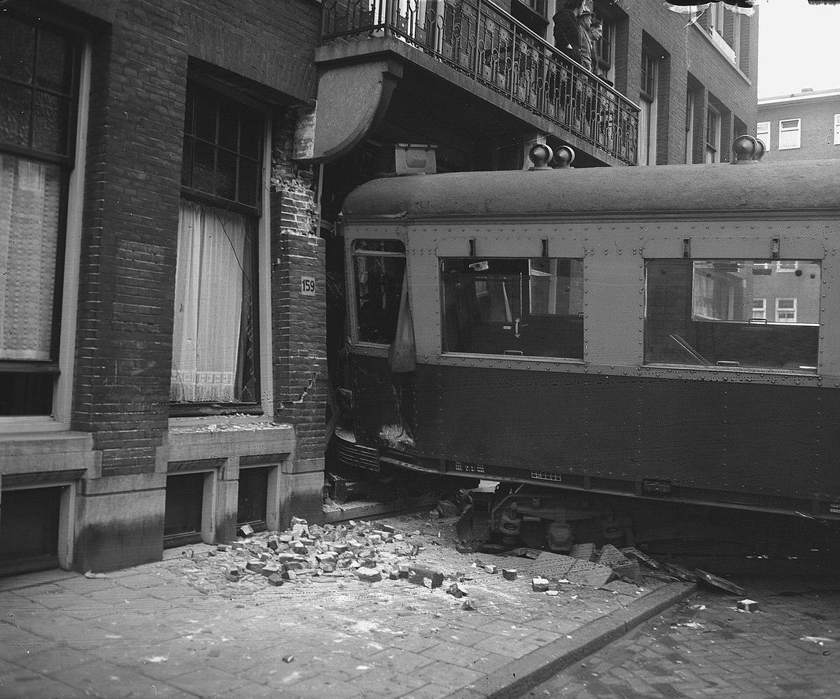 Tram collision in Amsterdam, Admiraal de Ruyterweg at the intersection with Jan van Galenstraat.