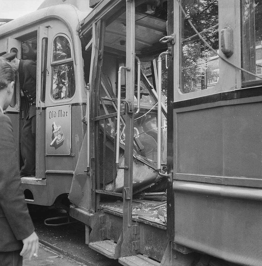 Collision between trams on the Middenweg, railcar of line 9 in the rear balcony of the instruction car, July 11, 1960.