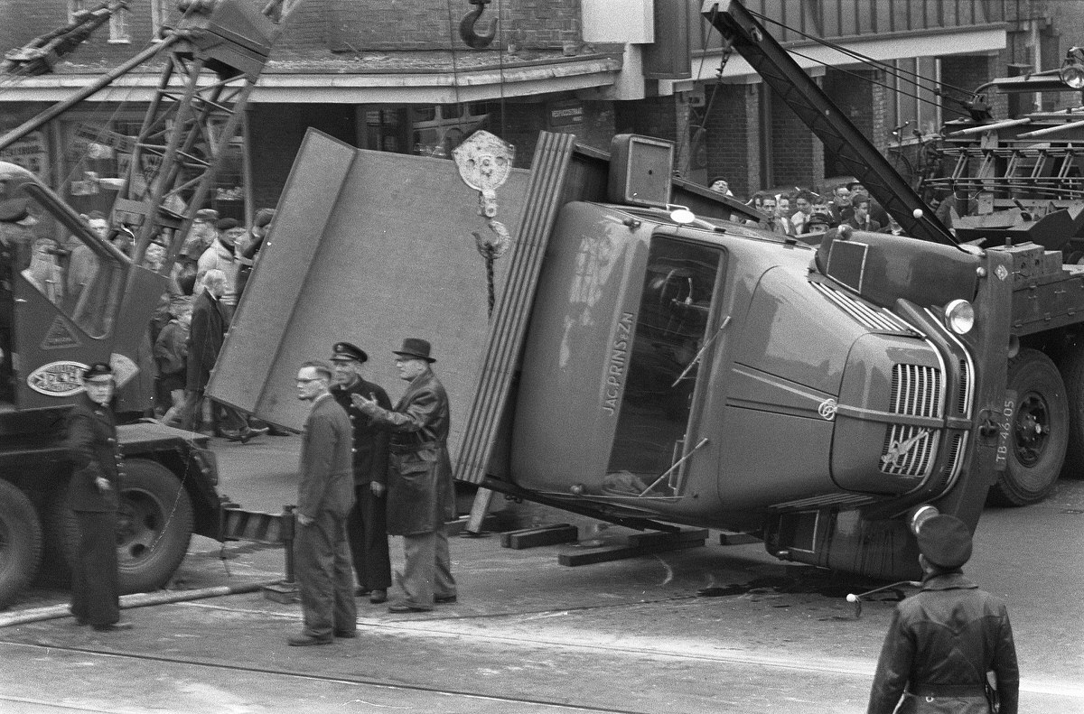 Collision truck and Line 13 in the Jan Evertsenstraat, March 13, 1961