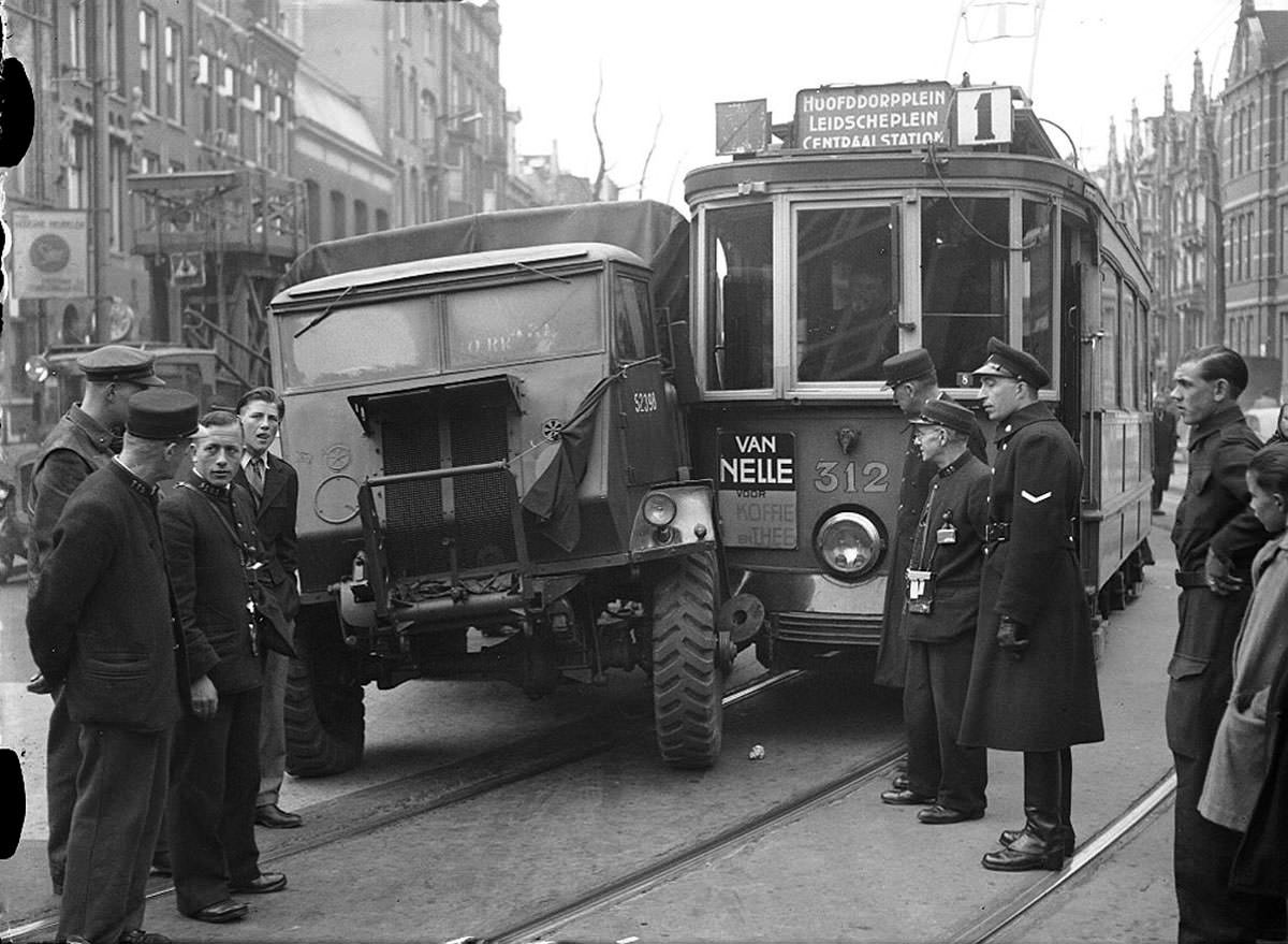 Collision between tram 1 and a British-made truck (Fordson), Overtoom corner Nassaukade, Amsterdam, April 1946.