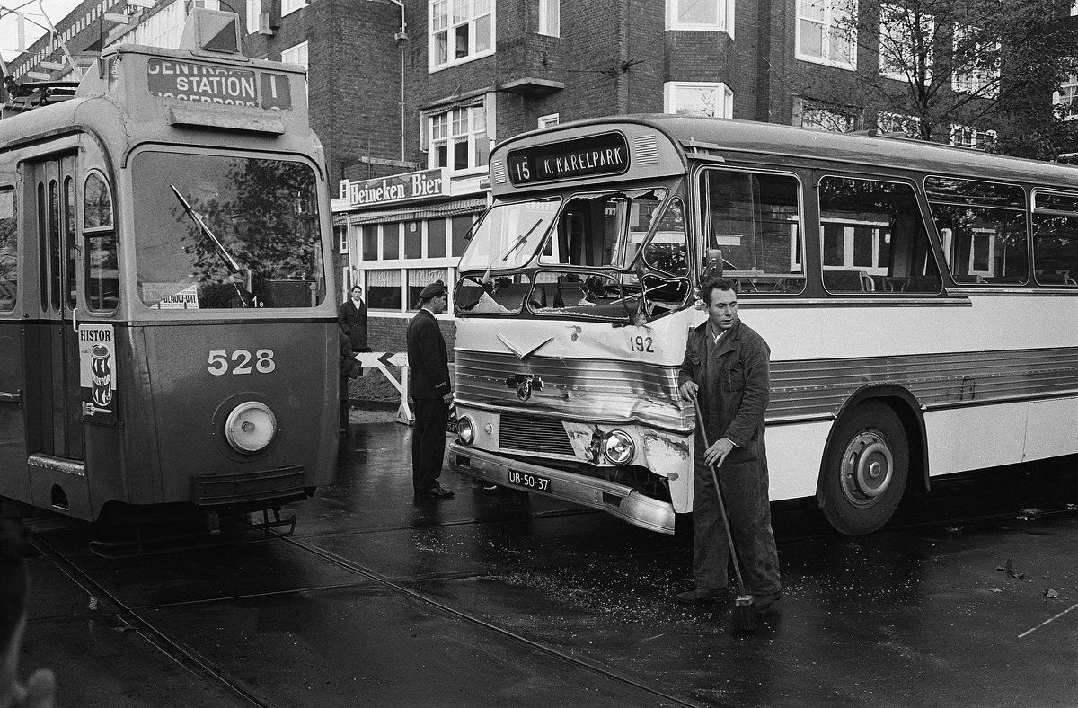 Bus against tram at the corner of Stadionweg-Amstelveenseweg, October 29, 1962