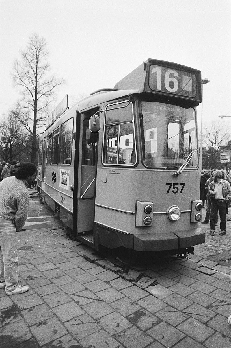 Around half past four on the Amsterdam Weteringcirc tram line 16 derailed in the direction of Stadionplein, December 30, 1980