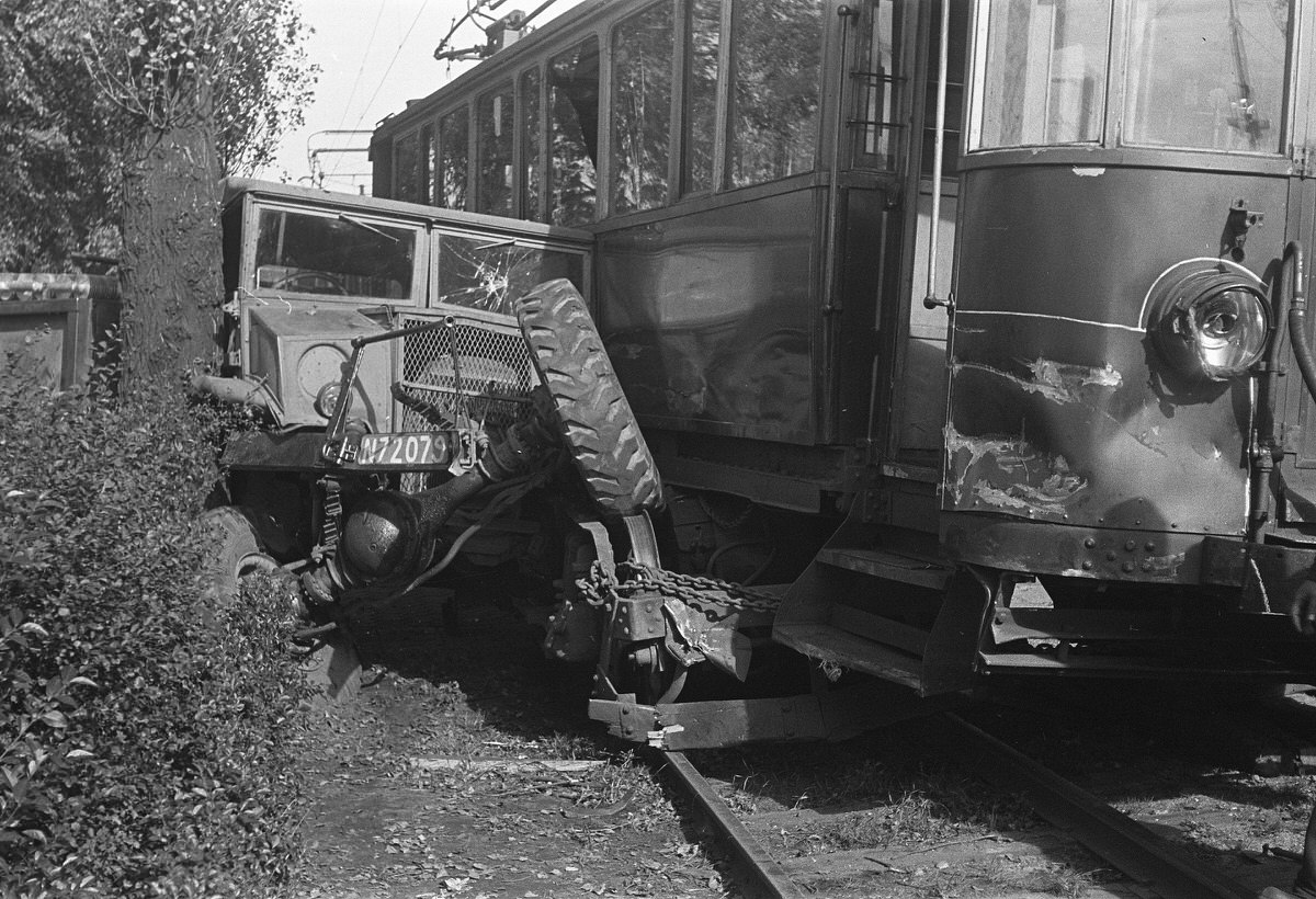 NZH tram derailment after collision with truck. Meeuwenlaan near the old Droogdokmij. September 26, 1946