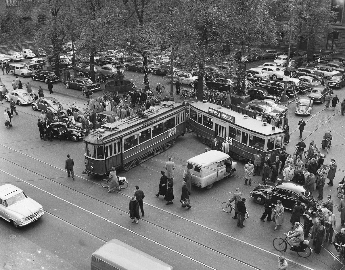 Tram derailment on Damrak Amsterdam, October 24, 1956.