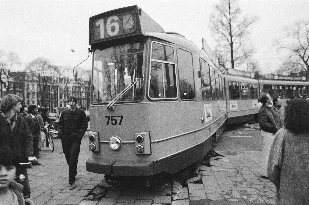 Tram 16 derailed on the Amsterdam Weteringcirc in the direction of Stadionplein, December 30, 1980.