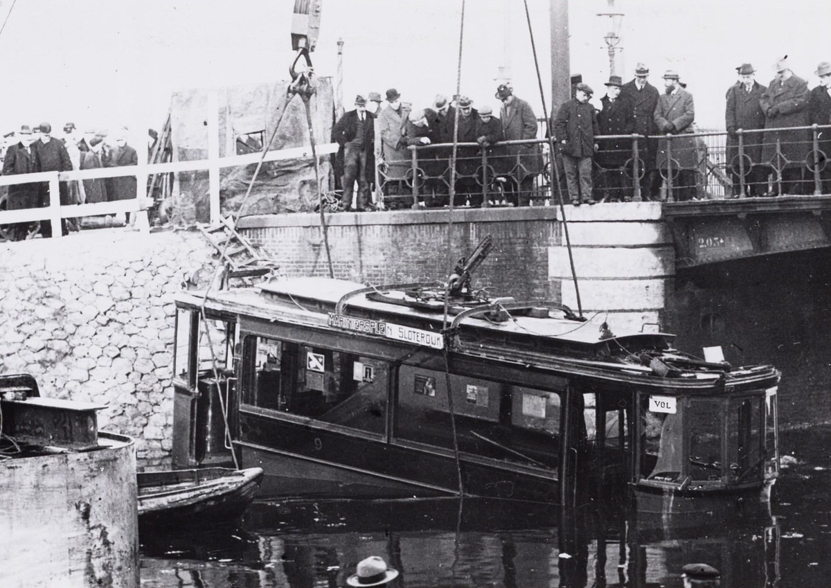 Singelgracht at Nassauplein Motor car 9 of tram line 18 derailed by a lump of snow and hit the water. January 2, 1924