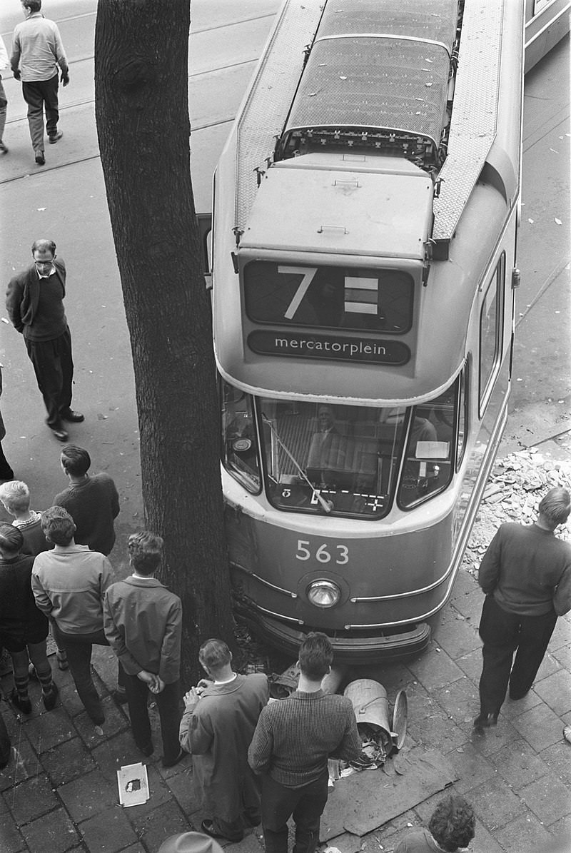 Tram is derailed in a curve due to bolt in the rails. Roeterstraat corner Sarphatistraat, August 23, 1961.