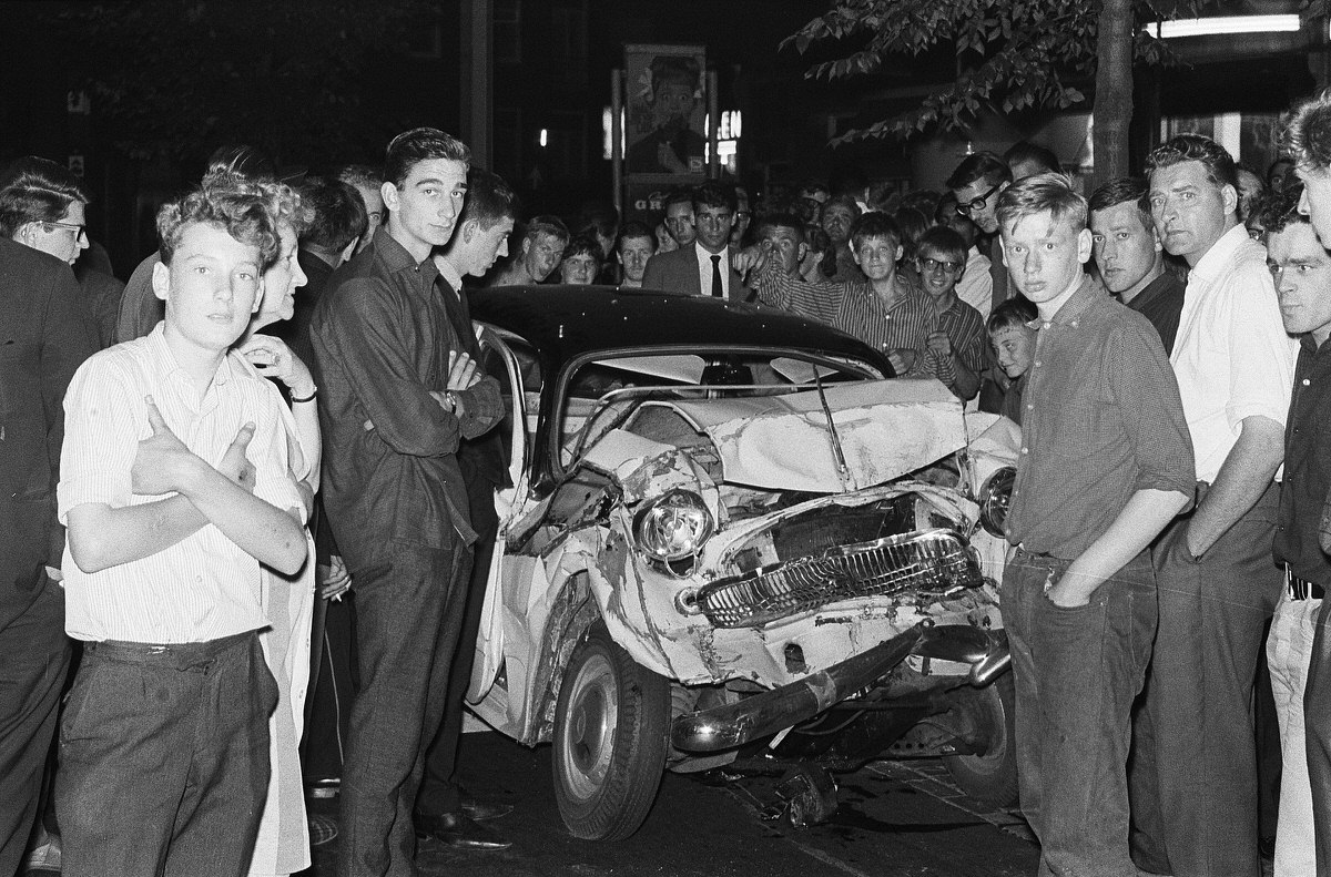 Tram line 1 collides head on with car on Amstelveenseweg, 1 dead. The totally destroyed, August 27, 1964.
