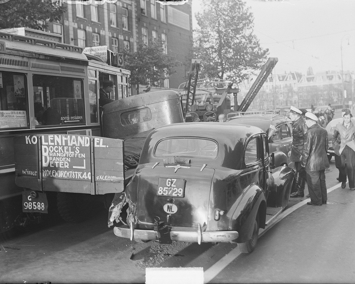 Tram with four cars in collision Amsteldijk, October 25, 1950.
