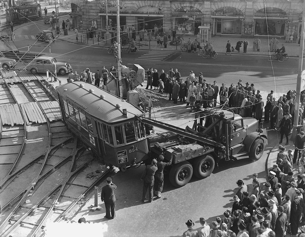 Tram derailed at Leidse Plein. October 11, 1953