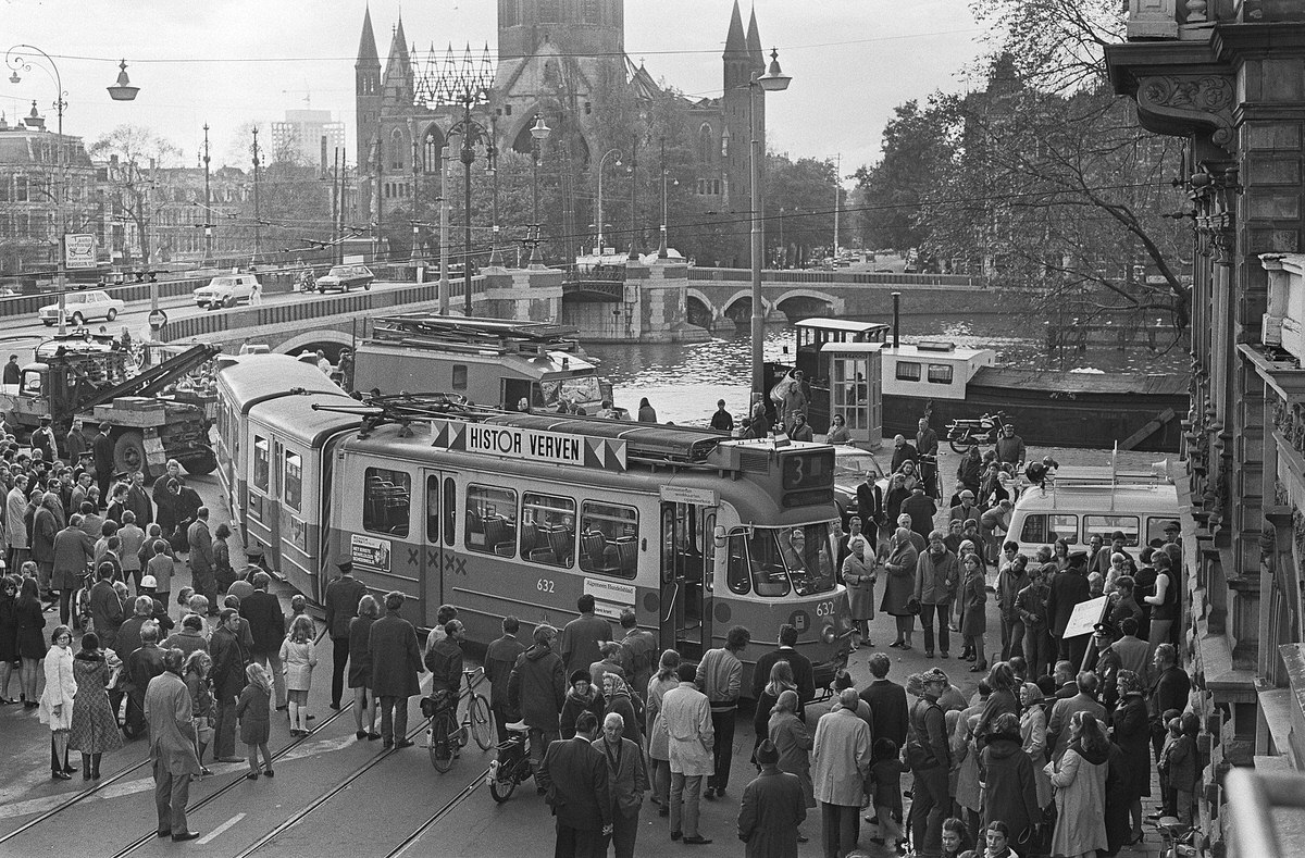 Tram out of the bend on the corner of Weesperzijde and Ruyschstraat in Amsterdam, October 22, 1970.
