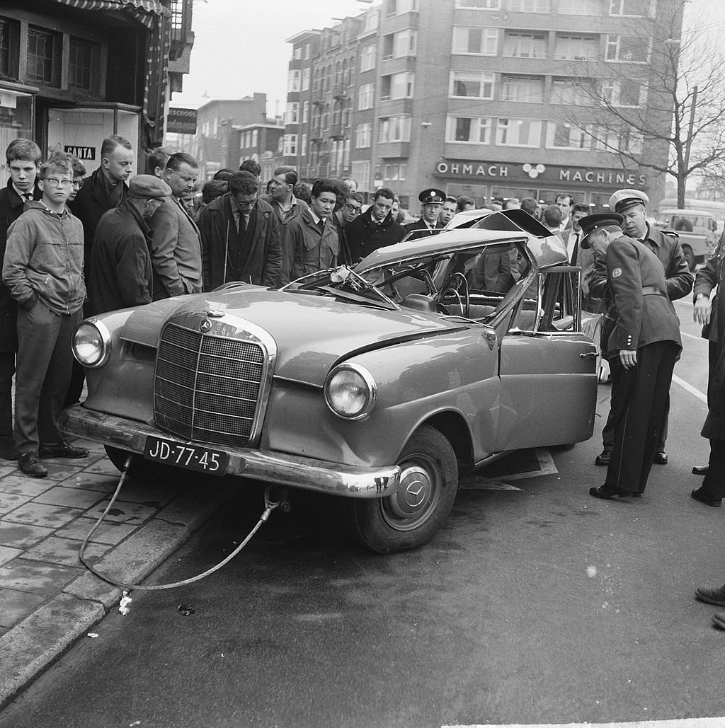 Tram of line 1 in full speed against a car on the Amstelveenseweg corner Zocherstraat, April 28, 1964