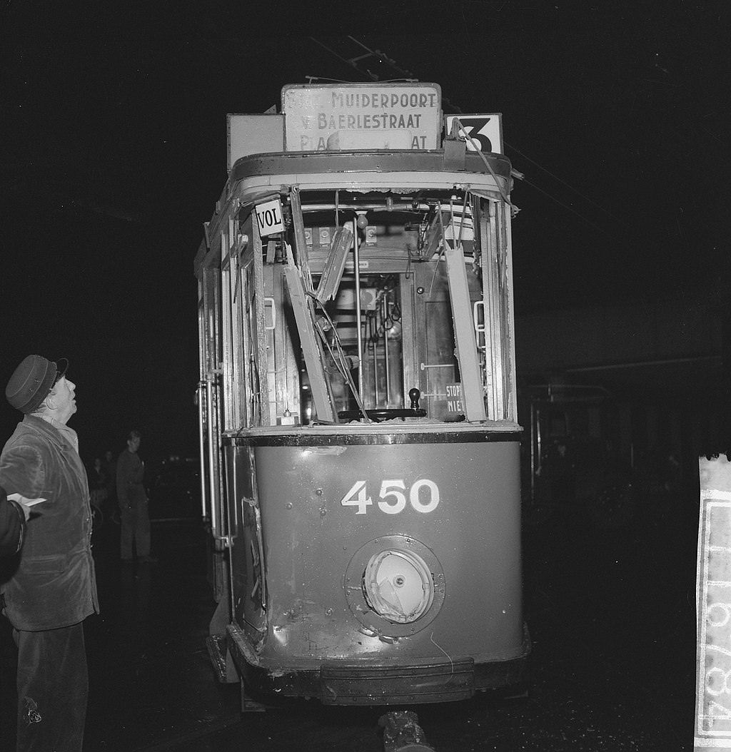 Tram collision line 3 in Wijttenbachstraat, derailed railcar, October 18, 1960.