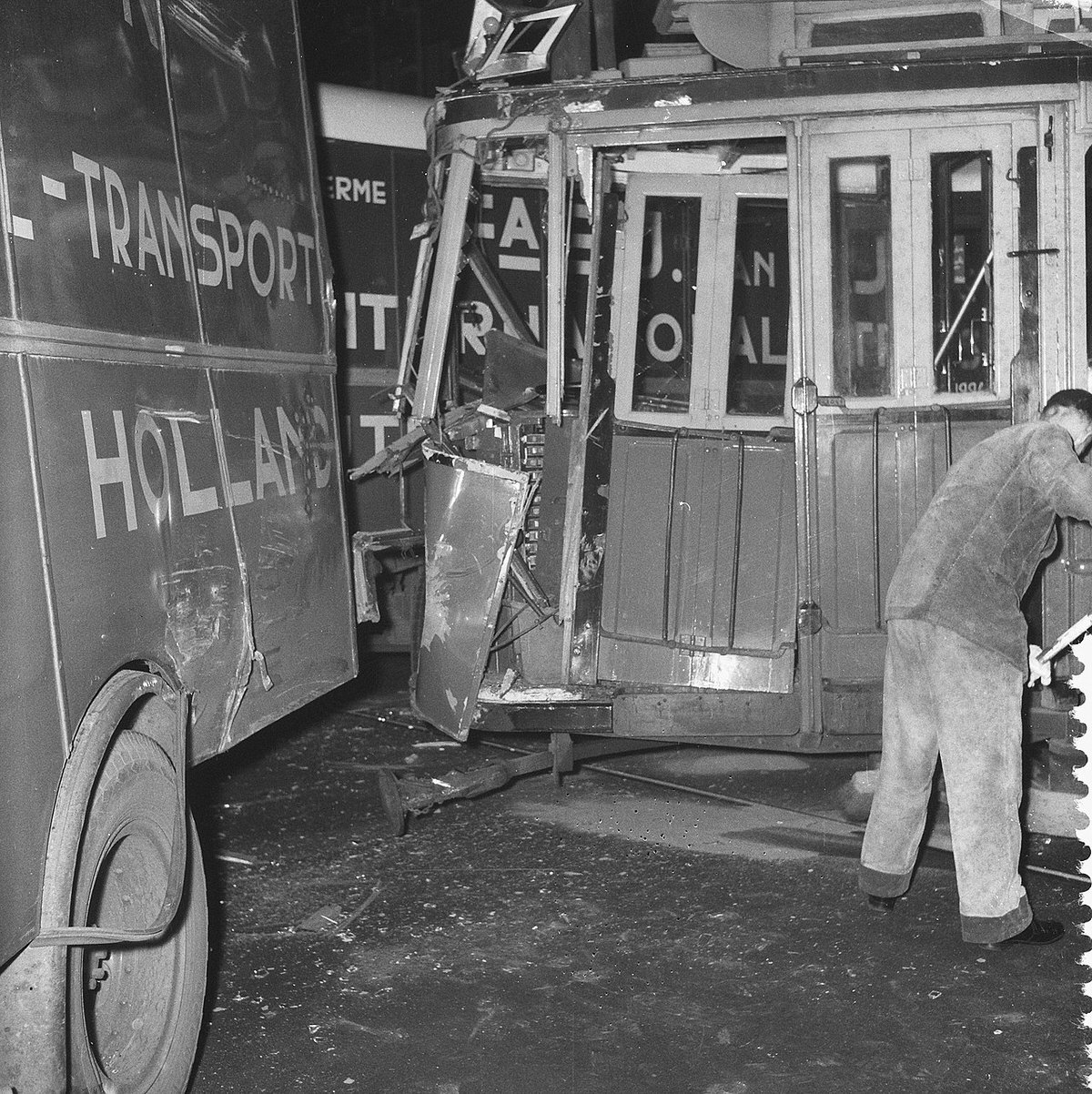 Tram collision at intersection Nassaukade Kinkerstraat, November 22, 1955.