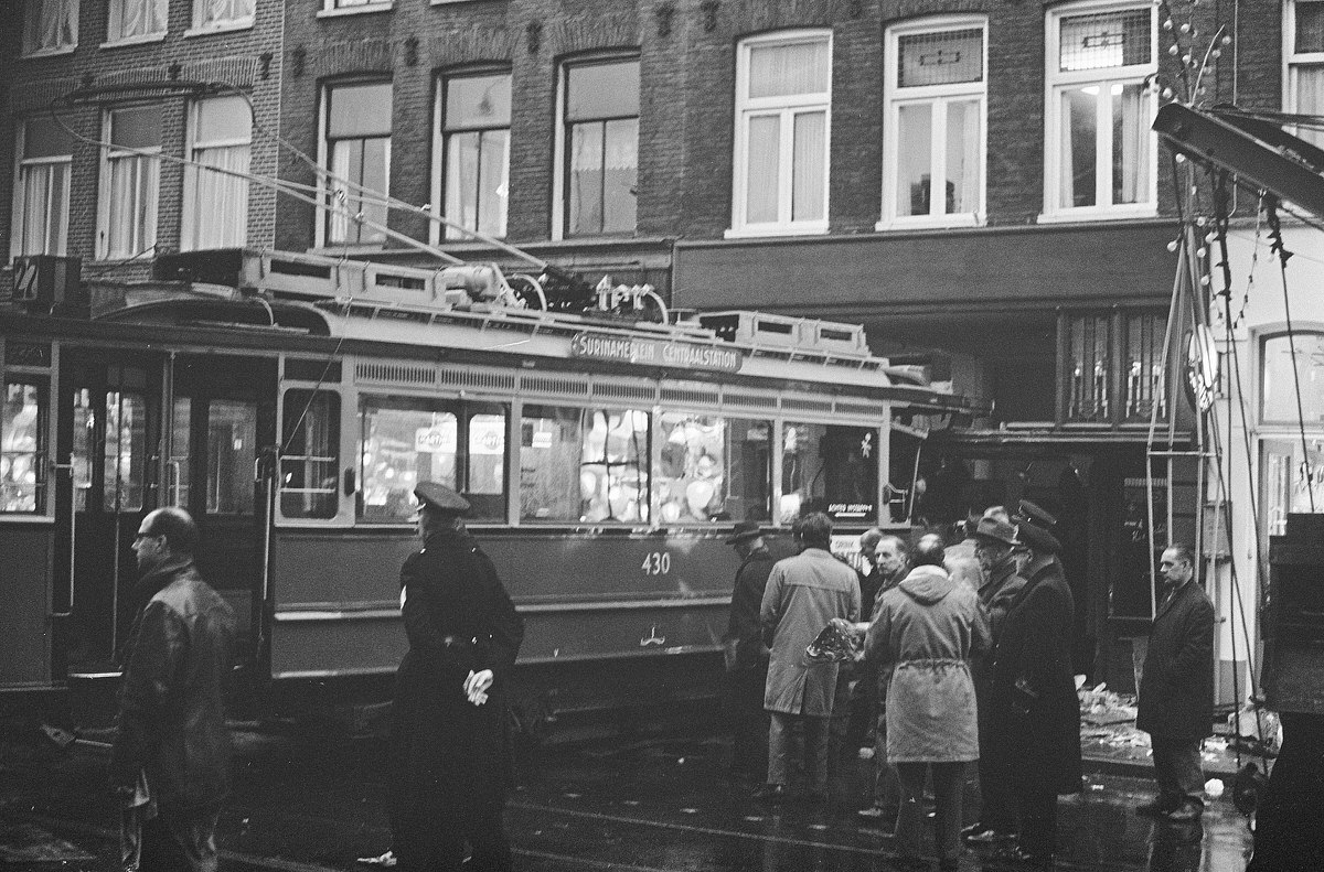 Tram 27 runs in shop corner Kinkerstraat Nassaukade, December 15, 1964