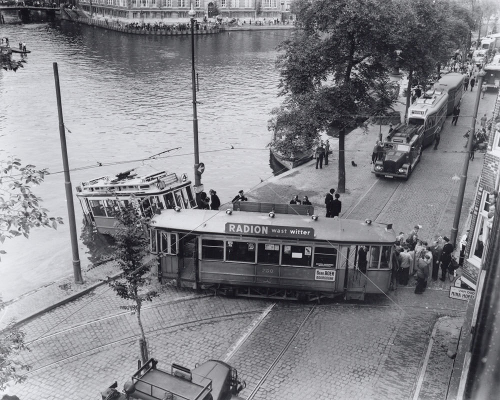Tram 4 misses the bend at the Bakkersstraat enters the Amstel, September 5, 1950