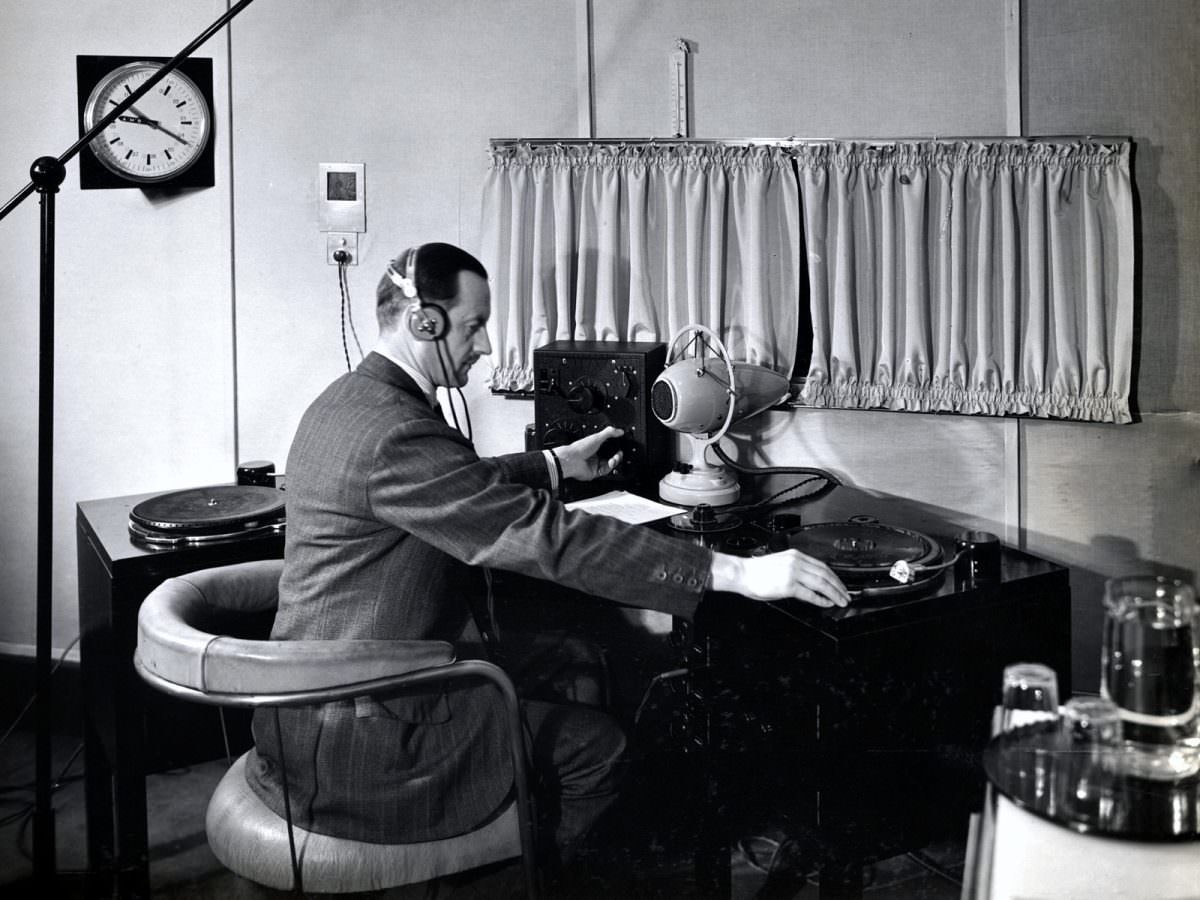 Interior of BBC Broadcasting House in 1932 Studio 7A – ‘Empire Studio’