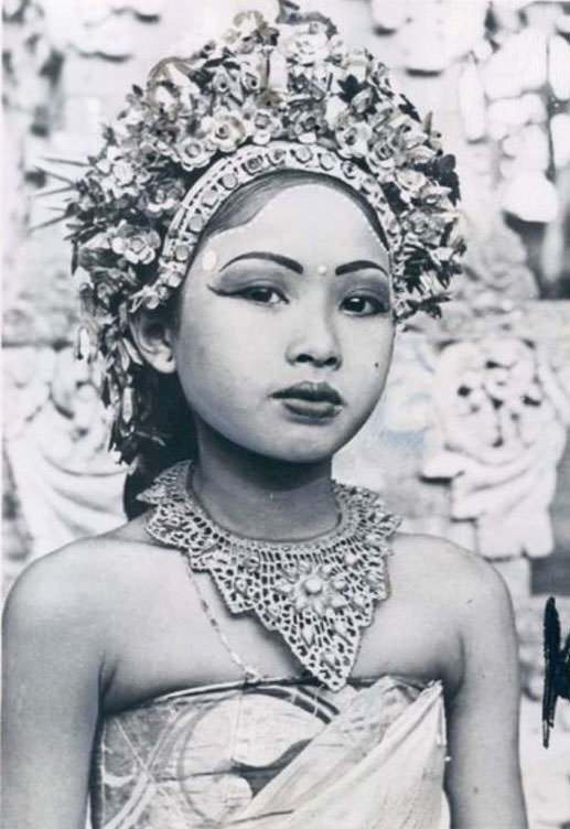 Historical Photos of Balinese Dancers from the Early 20th Century