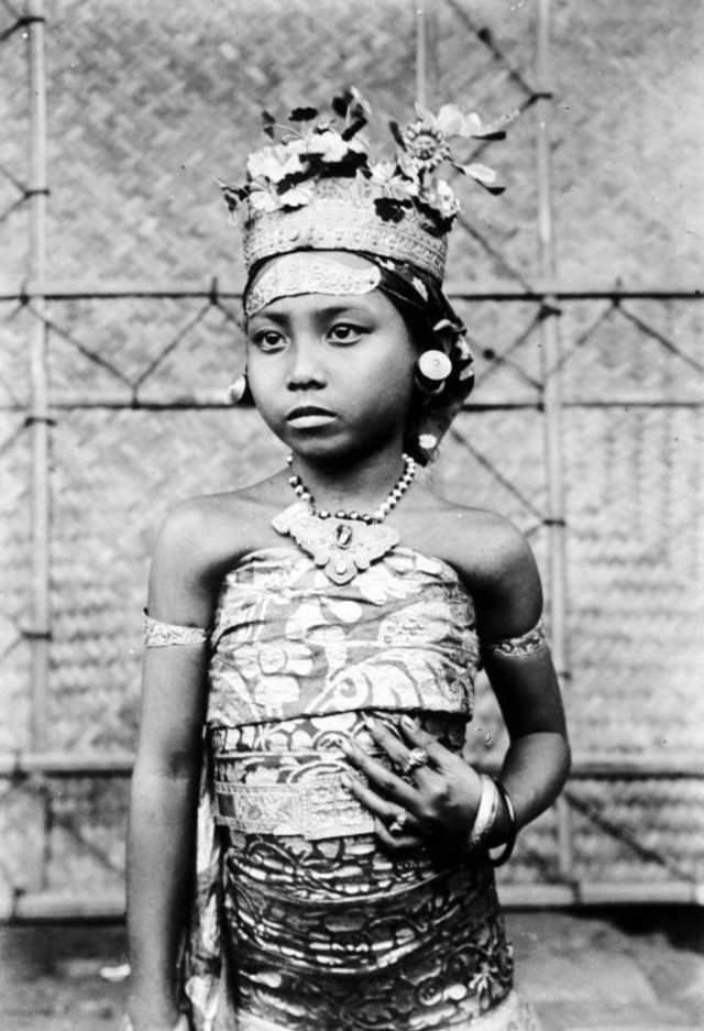 Historical Photos of Balinese Dancers from the Early 20th Century