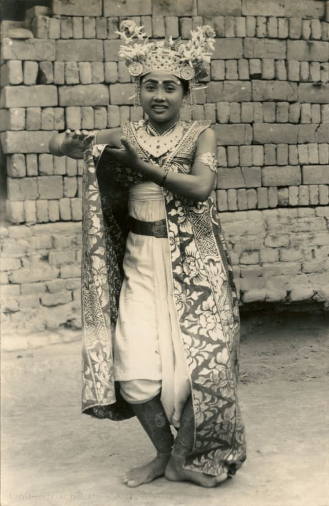 Historical Photos of Balinese Dancers from the Early 20th Century