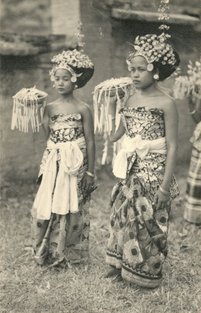 Historical Photos of Balinese Dancers from the Early 20th Century