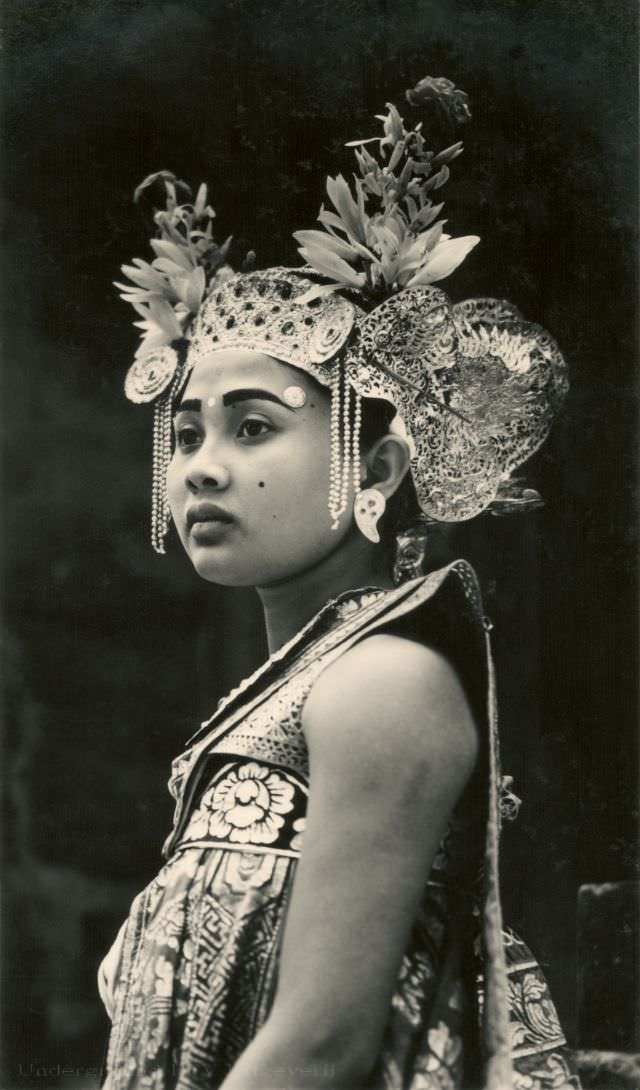 Historical Photos of Balinese Dancers from the Early 20th Century