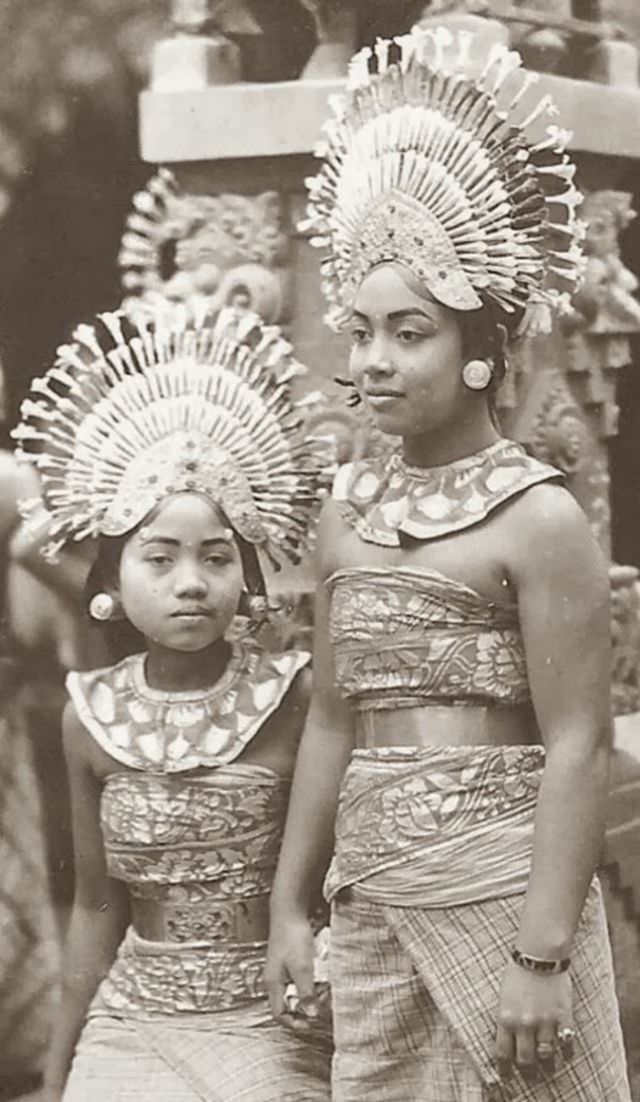 Historical Photos of Balinese Dancers from the Early 20th Century