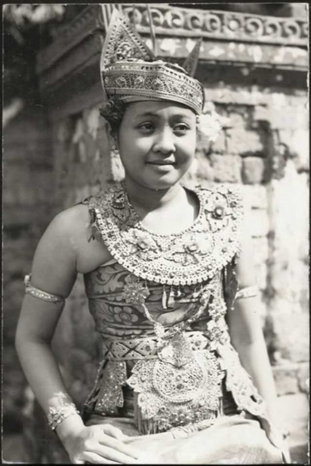 Historical Photos of Balinese Dancers from the Early 20th Century