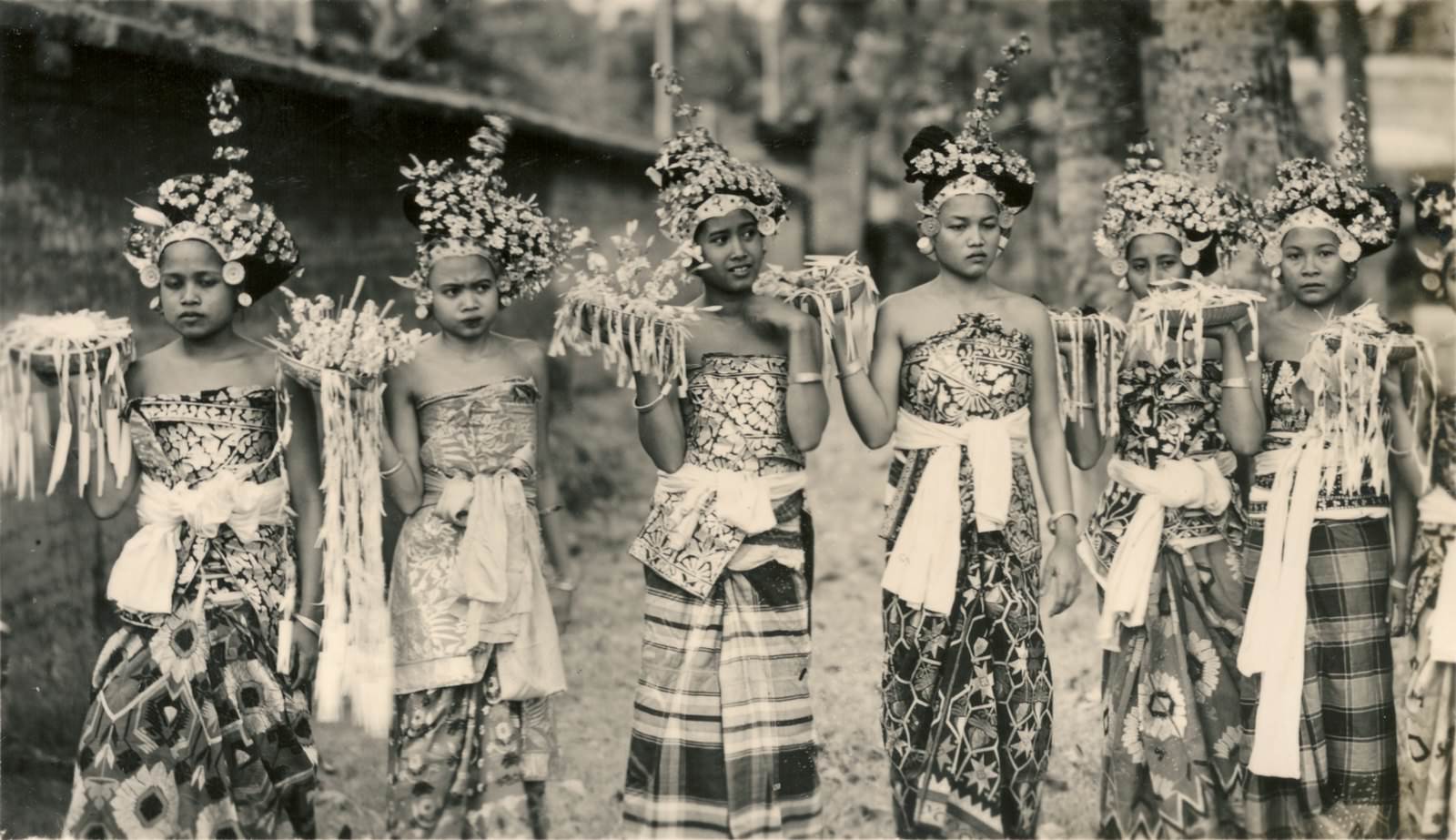 Historical Photos of Balinese Dancers from the Early 20th Century