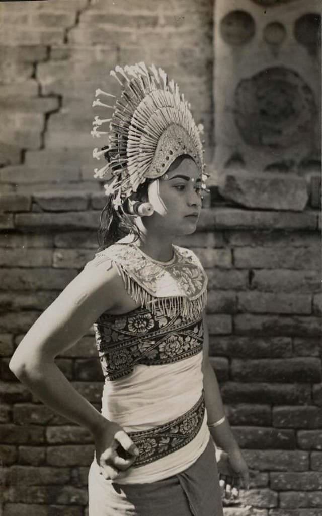 Historical Photos of Balinese Dancers from the Early 20th Century