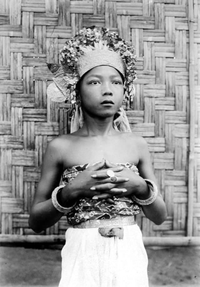 Historical Photos of Balinese Dancers from the Early 20th Century