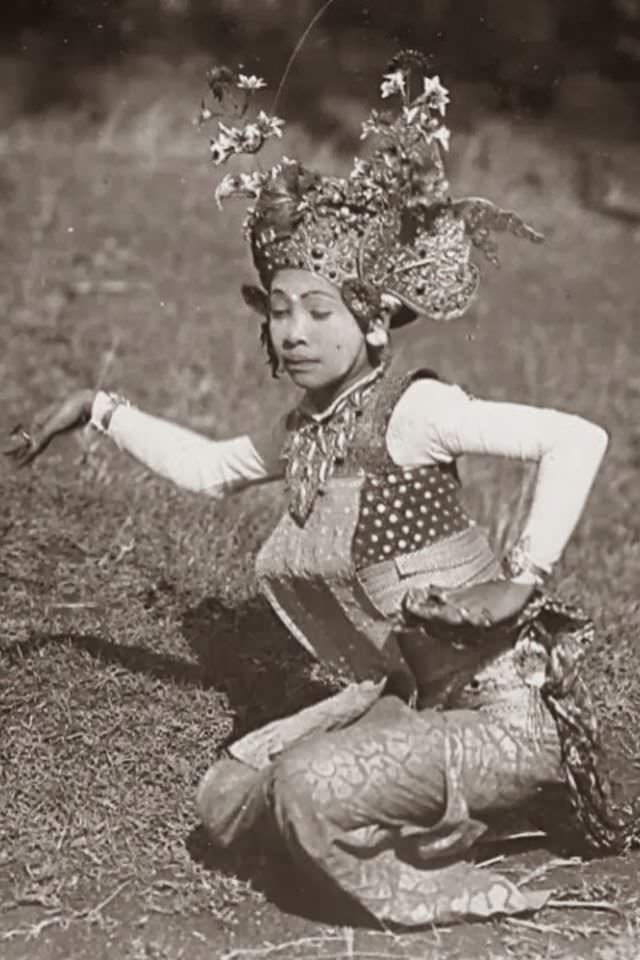 Historical Photos of Balinese Dancers from the Early 20th Century